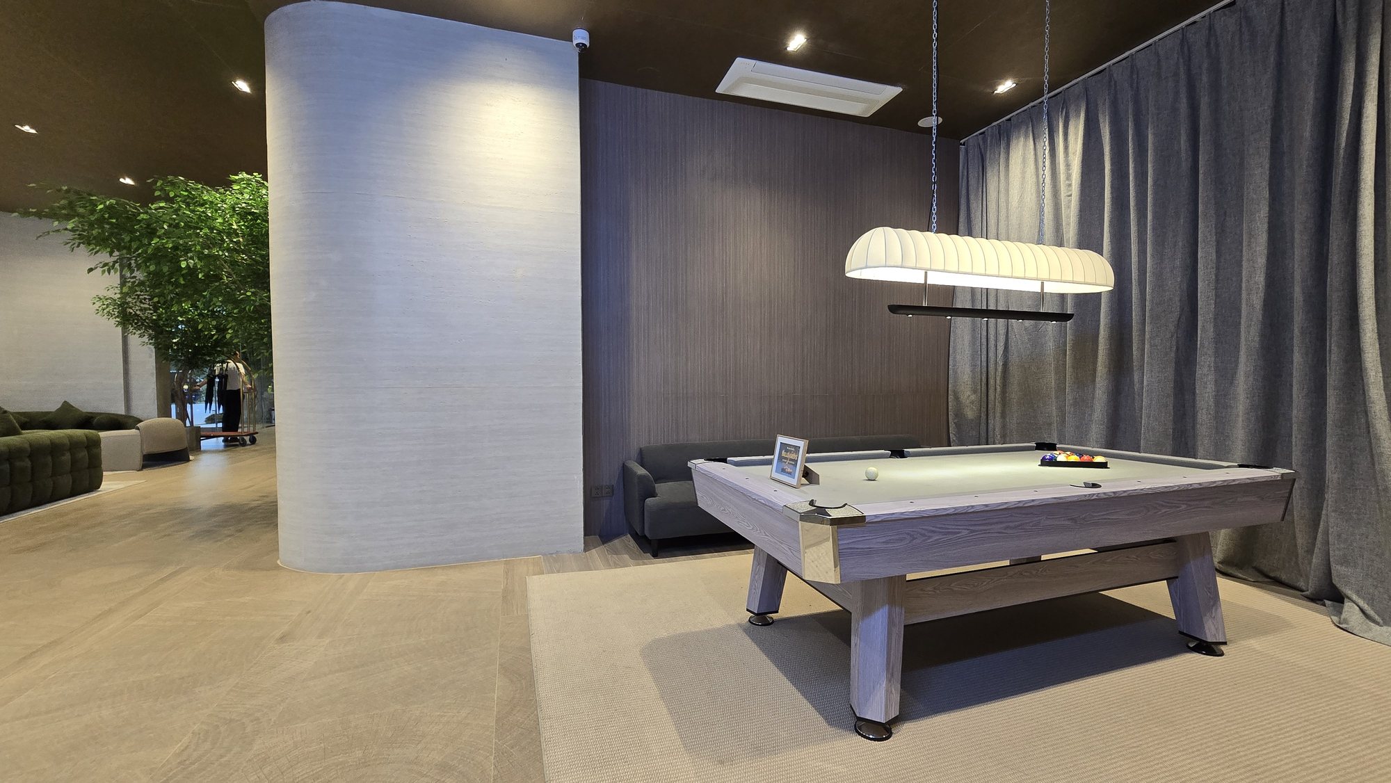 Game and Entertainment Zone ของ Milton Hotel Buriram มีโต๊ะพูลและโซนนั่งเล่น